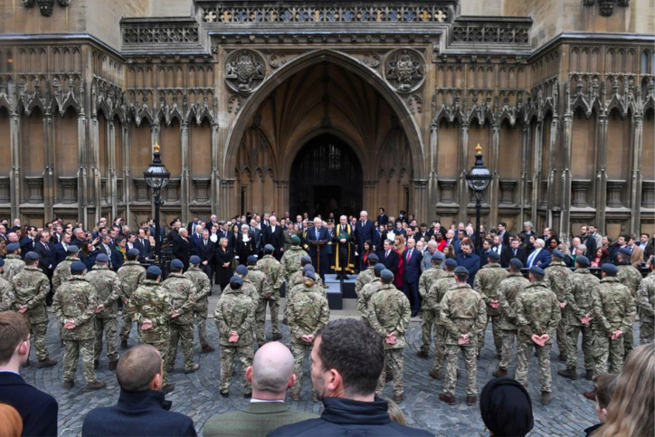 Thủ tướng Anh phát biểu trong buổi lễ biểu dương quân đội Anh sau chiến dịch sơ tán khỏi Afghanistan ngày 24/11. (Ảnh: Reuters)