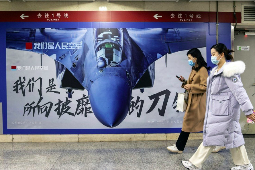 Poster tuyên truyền về sức mạnh của Không quân Trung Quốc tại một ga tàu điện ngầm ở Bắc Kinh ngày 2/11. (Ảnh: Bloomberg)