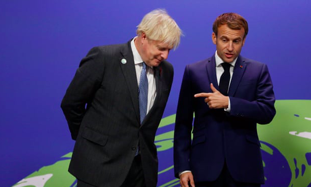 Tổng thống Pháp Emmanuel Macron (phải) và Thủ tướng Anh Boris Johnson. (Ảnh: Guardian)