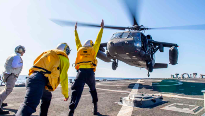 Một chiếc UH-60 Black Hawk cất cánh từ sàn tàu khu trục tên lửa USS Milius trên biển Nhật Bản. (Ảnh: US Navy)