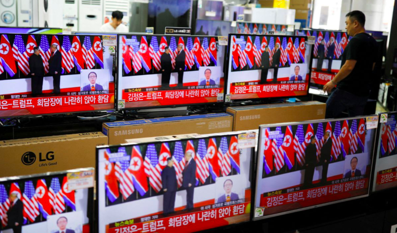 Một cửa hàng TV ở Hàn Quốc mở chương trình nói về cuộc gặp thượng đỉnh Mỹ - Triều năm 2018. (Ảnh: Reuters)