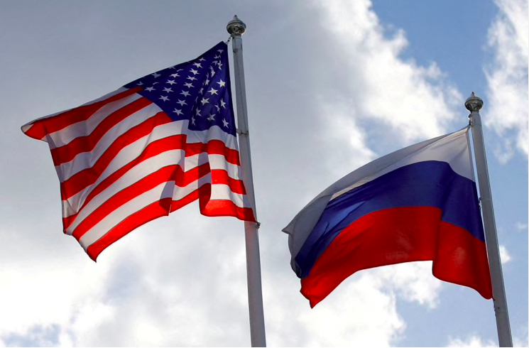 Quốc kỳ của Mỹ và Nga. (Ảnh: Reuters)