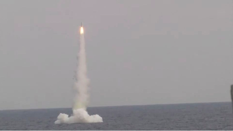Tên lửa Kalibr được Nga phóng từ Biển Nhật Bản. (Ảnh: Bộ Quốc phòng Nga)