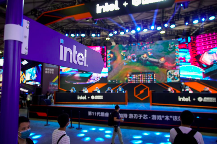 Logo của Intel trong triển lãm công nghệ ở Thượng Hải hồi tháng 7. (Ảnh: Reuters)