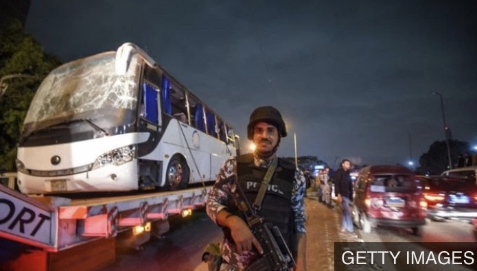 Chiếc xe chở đoàn du khách Việt bị hư hỏng nặng sau khi trúng bom. (Ảnh: Getty Images)