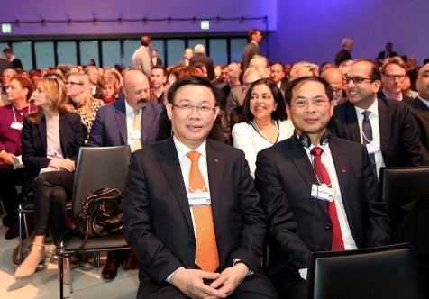 Phó Thủ tướng Vương Đình Huệ và Thứ trưởng Ngoại giao Bùi Thanh Sơn dự phiên khai mạc toàn thể WEF Davos 2018. Ảnh: VGP