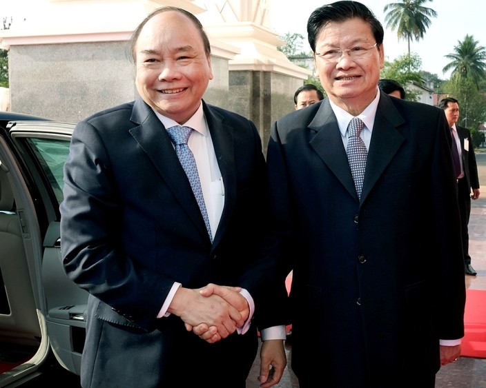 Thủ tướng Nguyễn Xuân Phúc và Thủ tướng Lào Thoonglun Sisulith. (Ảnh: VGP)