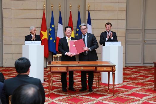 Tổng Bí thư Nguyễn Phú Trọng và Tổng thống Pháp Emmanuel Macron chứng kiến lễ ký kết.