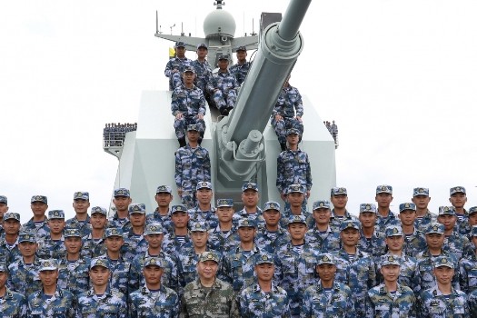 Ông Tập Cận Bình (giữa) cùng binh lính Trung Quốc trên một tàu của nước này ở biển Đông. (Ảnh: SCMP)