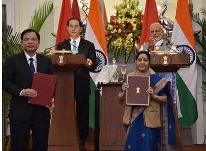 Chủ tịch nước Trần Đại Quang và Thủ tướng Narendra Modi chứng kiến lễ ký kết các văn kiện hợp tác song phương ngày 3/3. Ảnh: MEA