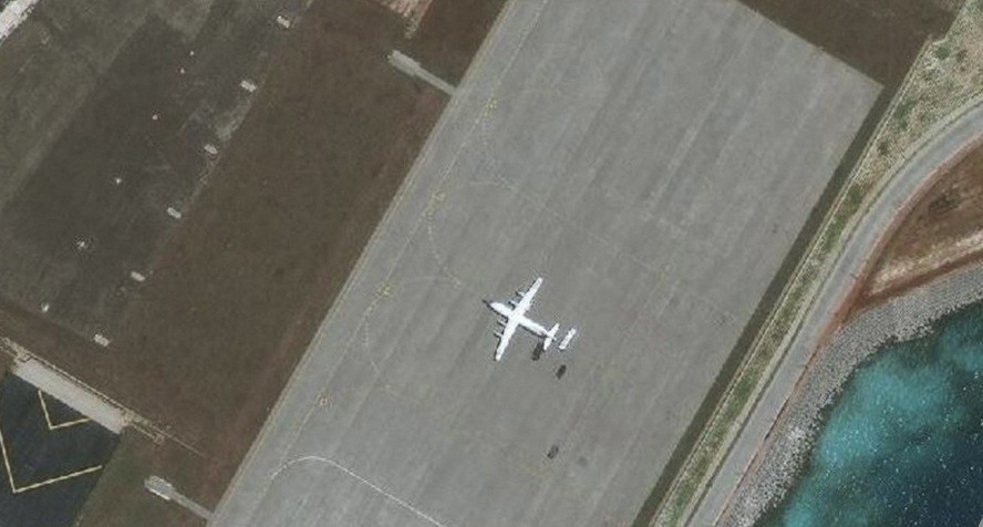 Bức ảnh vệ tinh chụp ngày 28/4 cho thấy một chiếc máy bay vận tải Y-8 của Trung Quốc đang đậu trên đường băng ở đá Xu Bi thuộc quần đảo Trường Sa của Việt Nam. (Ảnh: AMTI)