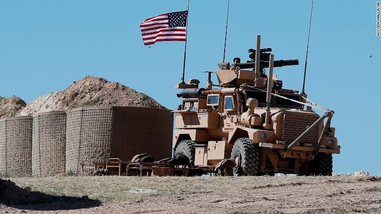 Một xe quân sự cắm cờ Mỹ ở Syria. (Ảnh: CNN)