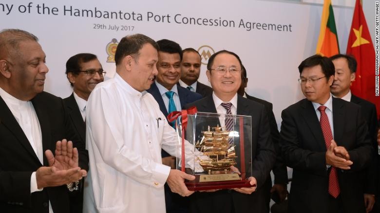 Bộ trưởng Vận tải và Cảng biển Sri Lanka Mahinda Samarasinghe trao đổi quà lưu niệm nhân lễ ký kết thỏa thuận chuyển nhượng cảng quốc tế Hambantota tại Colombo năm 2017. (Ảnh: CNN)