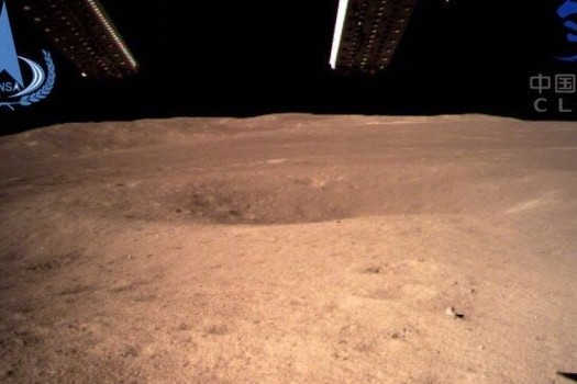 Ảnh cận cảnh đầu tiên ở vùng tối của Mặt trăng do tàu thăm dò của Trung Quốc gửi về. (Ảnh: Xinhua)