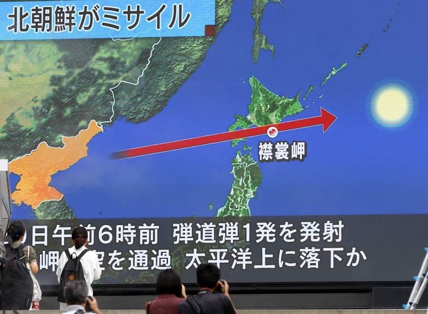 Một màn hình TV lớn ở Tokyo hiện thị đường đi của tên lửa Triều Tiên qua Nhật Bản vào ngày29/8/2017. (Ảnh: Japan Times)
