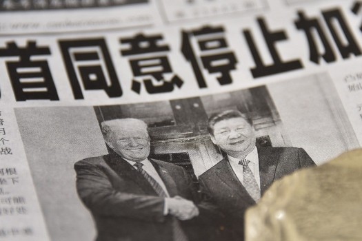 Ảnh ông Tập và ông Trump bắt tay nhau tại Buenos Aires trên một tờ báo Trung Quốc. (Ảnh: SCMP)