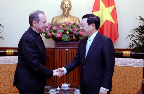 Phó Thủ tướng Phạm Bình Minh và Thứ trưởng Ngoại giao Tòa thánh Vatican Antoine Camilleri (Ảnh: VGP)