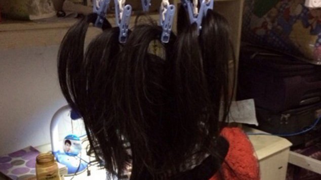 Trung Quốc: Nữ sinh treo tóc học bài khi buồn ngủ