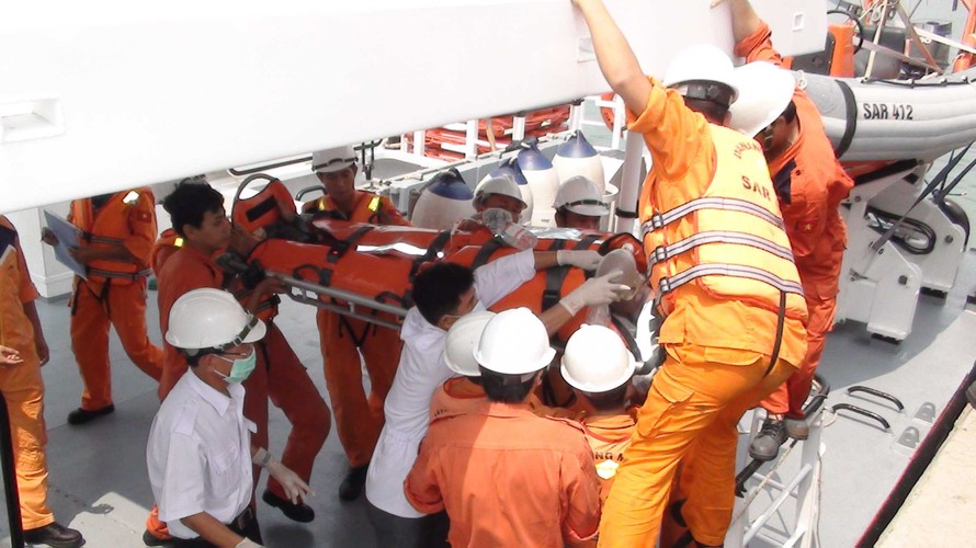 Tàu SAR 412 đưa ngư dân bị nạn trên biển vào bờ cấp cứu