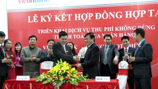 Ký kết hợp tác thu phí tự động giữa VietinBank và Cảng HKQT Phú Bài (Huế).