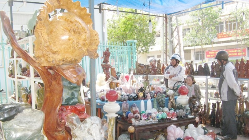 Gỗ - đá, “đặc sản” chợ hoa Buôn Ma Thuột.