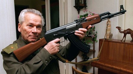Mikhail Kalashnikov và súng trường AK-47.