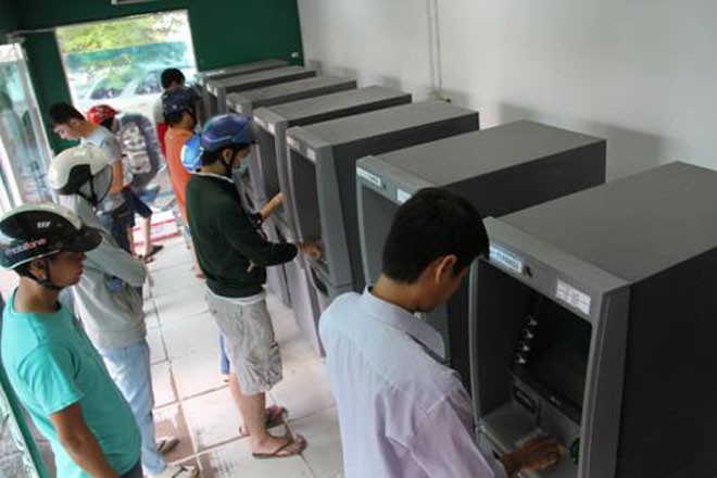 Xếp hàng chờ rút tiền tại Khu chế xuất Tân Thuận (quận 7, TP.HCM). Ảnh: Đại Dương.