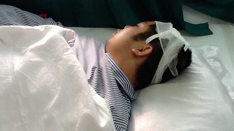 Anh Lê Đức Khanh đang điều trị trong bệnh viện.