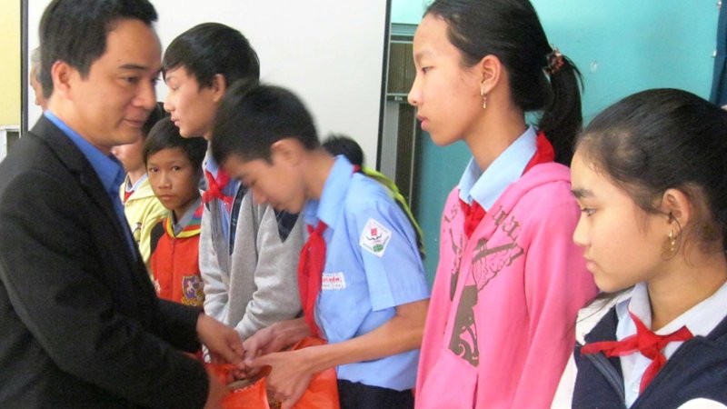 Bí thư Tỉnh Đoàn TT-Huế Nguyễn Chí Quang trao quà Tết trực tiếp cho học sinh nghèo.