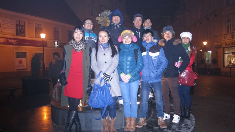 Anh Nguyễn Thành Vinh (mũ xanh, ở giữa, hàng trên) chụp ảnh cùng bạn bè đêm giao thừa (31/12/2013)