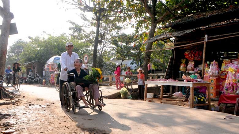 Thời gian chụp: 30/1/2014. Vợ chồng ông Mai Văn Hiếu, 84 tuổi, và bà Lương Thị Kim, 82 tuổi, ở ấp Thanh Sơn, xã Cẩm Sơn, huyện Mỏ Cày Nam, Bến Tre. 