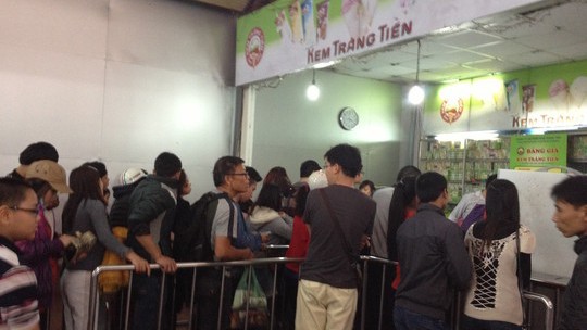 Cảnh tượng xếp hàng mua kem Tràng Tiền ngày mùng 4 Tết.