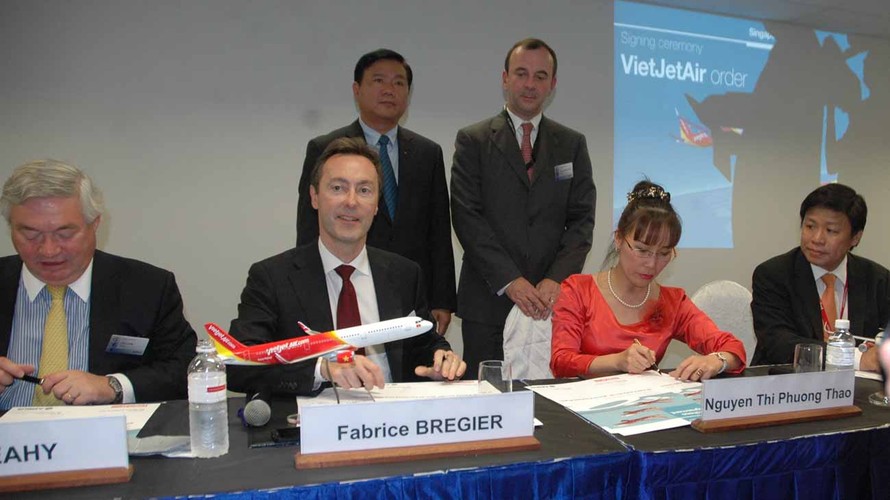 Bộ trưởng GTVT Đinh La Thăng chứng kiến lễ ký hợp đồng giữa VietJetAir và Airbus.