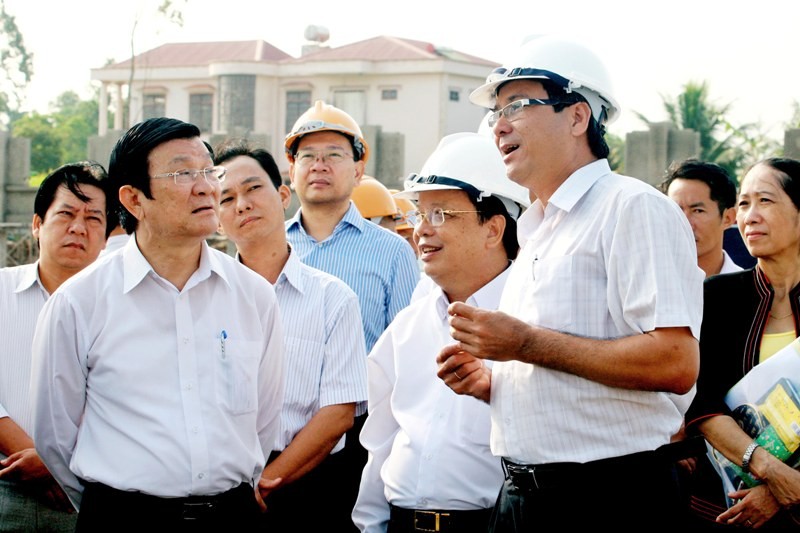 Chủ tịch nước Trương Tấn Sang nghe báo cáo về việc xây dựng Công trình Khu lưu niệm Giáo sư, Viện sĩ Trần Đại Nghĩa. 