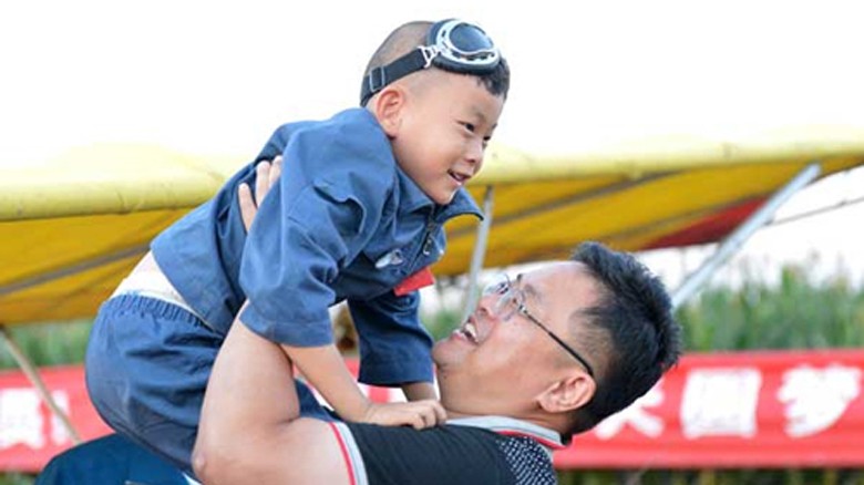  Duoduo và bố, He Liesheng, vui mừng sau chuyến bay dài 30 phút thành công của cậu bé. Ảnh: China Daily.
