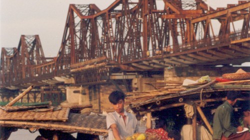 Từ cầu Long Biên nhìn ra đô thị di sản Hà Nội 