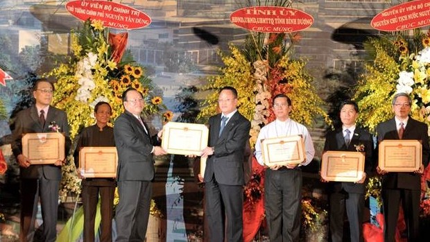  Tổng giám đốc Eurowindow - ông Nguyễn Cảnh Hồng nhận bằng khen của lãnh đạo tỉnh Bình Dương vì những nỗ lực trong quá trình triển khai thi công nhằm đảm bảm chất lượng và tiến độ công trình.