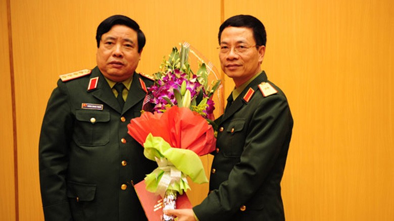  Đại tướng Phùng Quang Thanh, Bộ trưởng Bộ Quốc phòng trao quyết định bổ nhiệm Tổng giám đốc Viettel cho Thiếu tướng Nguyễn Mạnh Hùng.
