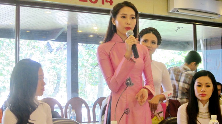 Hoa hậu Đặng Thu Thảo quảng bá áo dài Việt Nam - Ảnh: Hữu Vinh