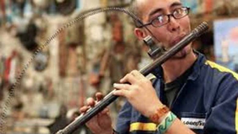 Nghệ sĩ Pedro Reyes đang độc tấu giai điệu "giã từ vũ khí" bằng cây sáo "nòng súng" AK-47.