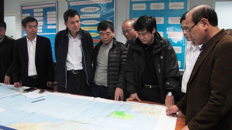 Ông Lại Xuân Thanh, Cục trưởng Cục Hàng không (thứ 2 từ trái sang) trực tiếp chỉ đạo tìm kiếm máy bay tại Sở chỉ huy tìm kiếm cứu nạn hàng không (Cục Hàng không).