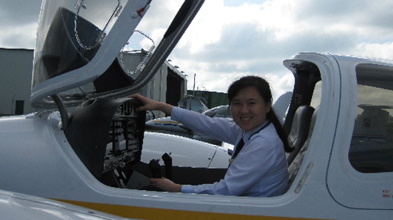  Công việc lái máy bay mang đến cho nữ phi công Lê Thị Bích Hồng những trải nghiệm thú vị. Ảnh: NVCC.