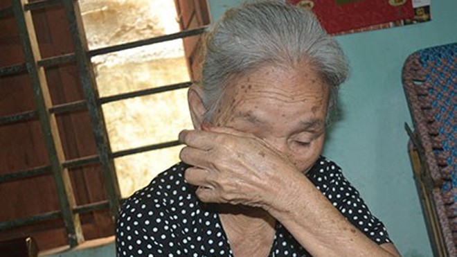 Bà Huỳnh Thị Kế khóc nức khi có người gọi tên con trai. 