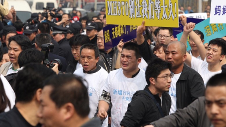 Thân nhân của các nạn nhân và nhiều người Trung Quốc kéo đến biểu tình trước đại sứ quán Malaysia tại Bắc Kinh.