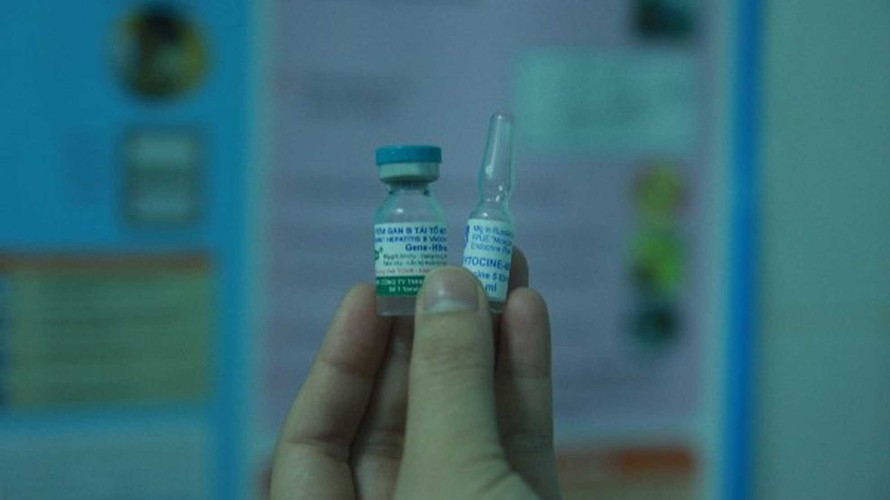 Lọ vaccine (bên trái) và lọ thuốc gây mê Esmeron có hình dạng và quy cách hoàn toàn khác nhau nhưng vẫn bị nhầm lẫn? Ảnh: Hưng Thơ.