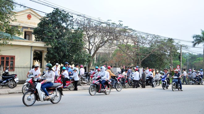Hàng trăm người dân xã Xuân Viên tập trung tại TAND huyện Nghi Xuân để theo dõi phiên xét xử. 