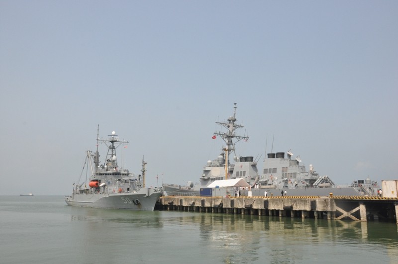 Hai chiến hạm Mỹ cập cảng Đà Nẵng