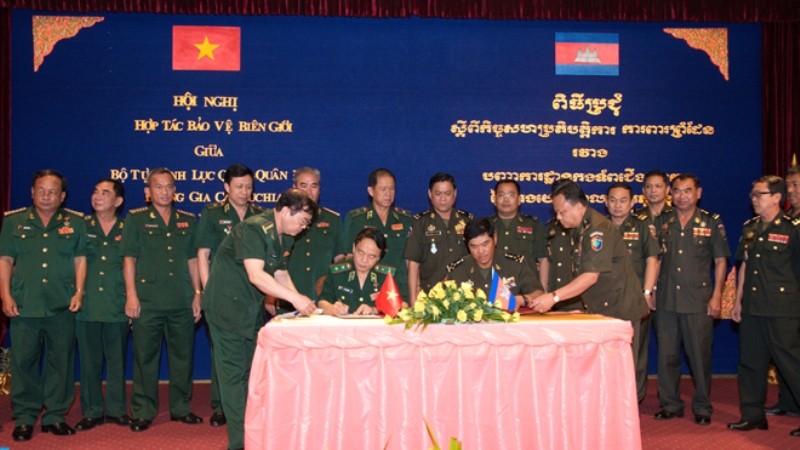 Hai bên đã ký biên bản nghi nhớ nội dung cuộc Hội đàm hợp tác bảo vệ biên giới lần thứ 11 giữa Bộ Tư lệnh BĐBP Việt Nam với Bộ Tư lệnh Lục quân, Quân đội Hoàng gia Campuchia.