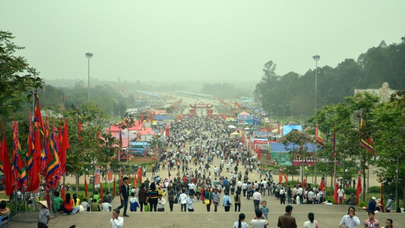 Hàng triệu lượt du khách đổ về lễ hội đền Hùng năm nay.