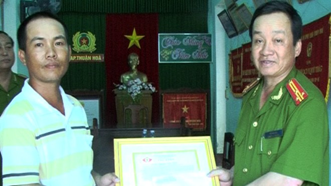 Lãnh đạo Công an TP Huế biểu dương, trao thư khen và tặng thưởng cho anh Nguyễn Văn Tuân. 